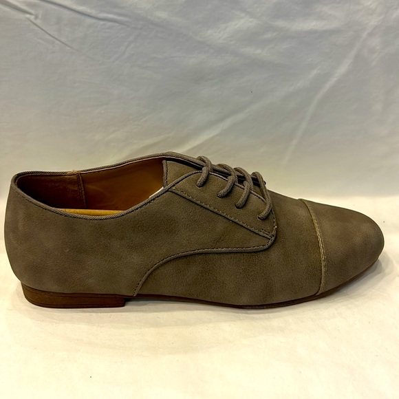 Call It Spring ‘Balinia’ lace up oxfords in taupe. Size 7.5 - Picture 5 of 6